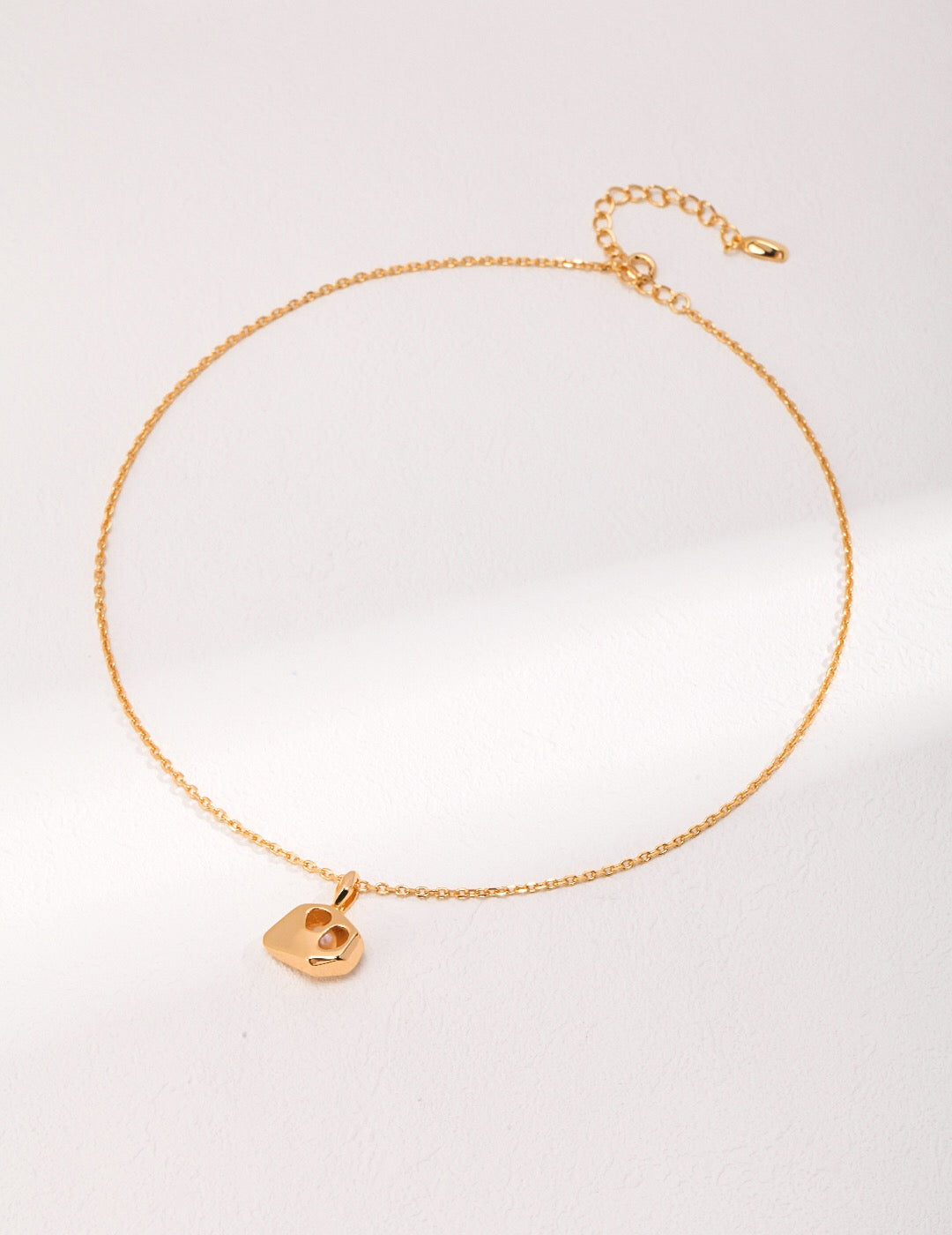 Special-Shaped Hollow Pearl Necklace