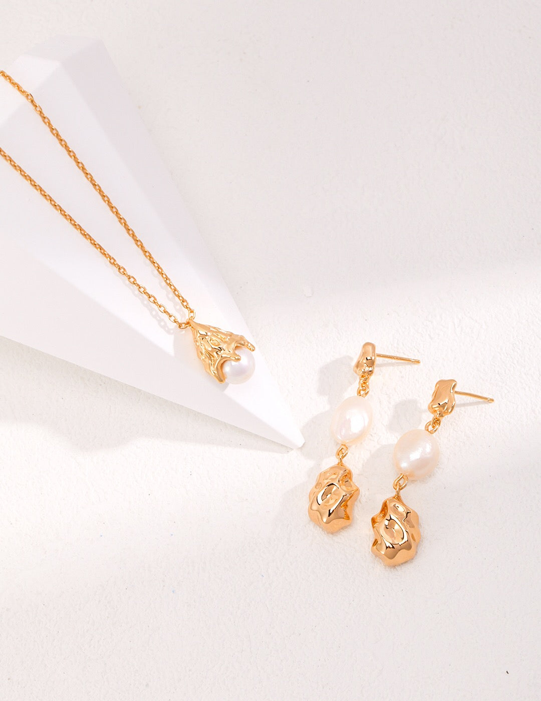 Minimalist Lustrous Pearl Necklace