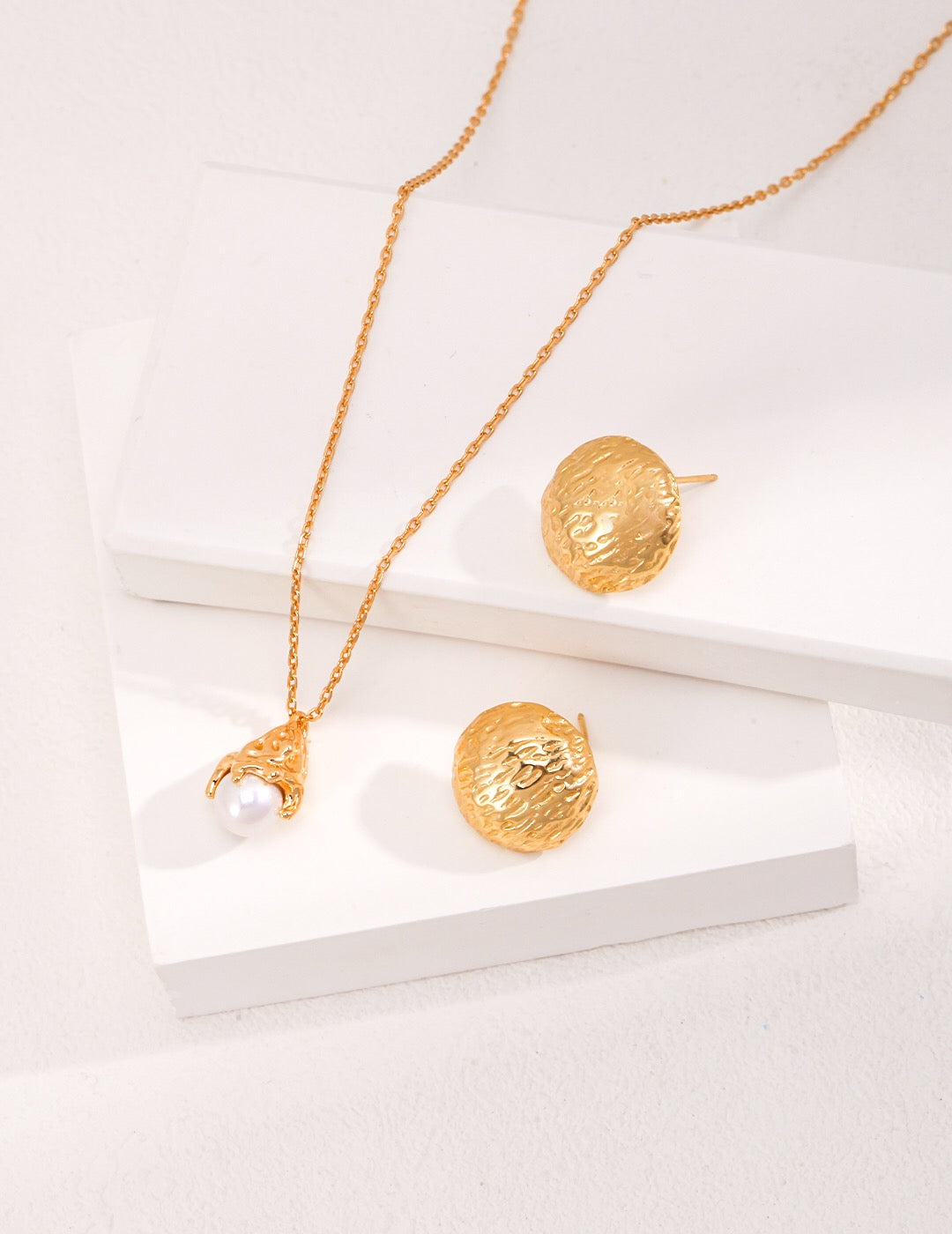 Minimalist Lustrous Pearl Necklace